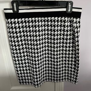Kenzie women’s Black and White Houndstooth Mini Skirt, size M, elastic waist
